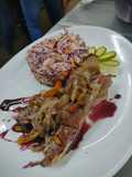 Ternera braseada con ensalada coleslaw y salsa Malbec