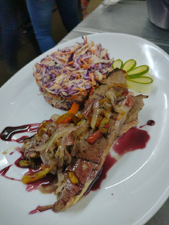 Una foto de Ternera braseada con ensalada coleslaw y salsa Malbec