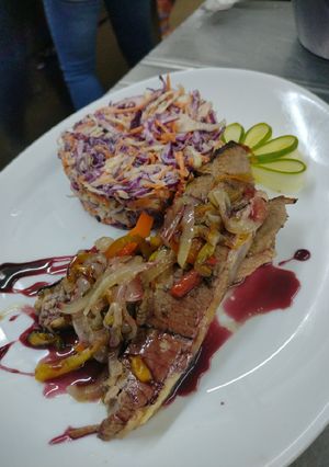 Una foto de Ternera braseada con ensalada coleslaw y salsa Malbec