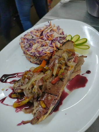 Pasos sencillos para Hacer Ternera braseada con ensalada coleslaw y salsa Malbec  que Muy delicioso