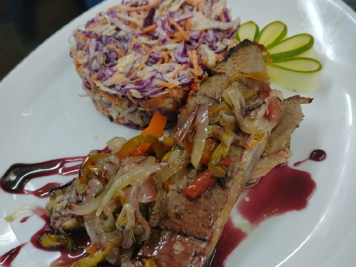 Pasos sencillos para Hacer Ternera braseada con ensalada coleslaw y salsa Malbec  que Muy delicioso