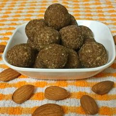 A picture of Almond ladoos.
