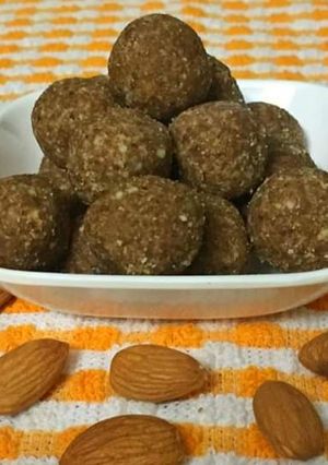 A picture of Almond ladoos.