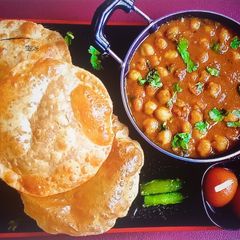 A picture of Chole puri (punjabi-style).