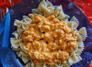 Una foto de Salsa con pollo para fideos
