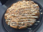Una foto de rolls de canela con margarina