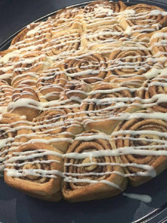 Una foto de Cinnamon rolls (rollos de canela)