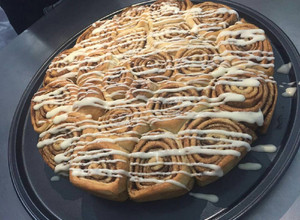 Una foto de Cinnamon rolls (rollos de canela)