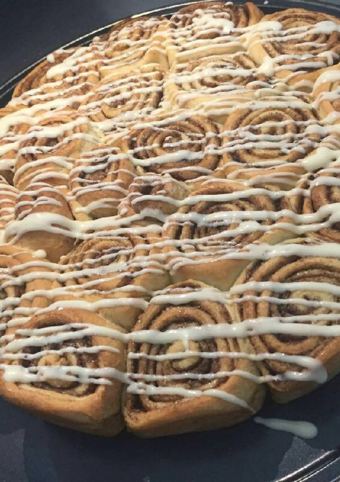 Una foto de Cinnamon rolls (rollos de canela)