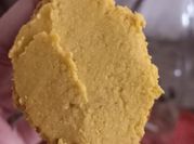 Una foto de humus garbanzo curcuma