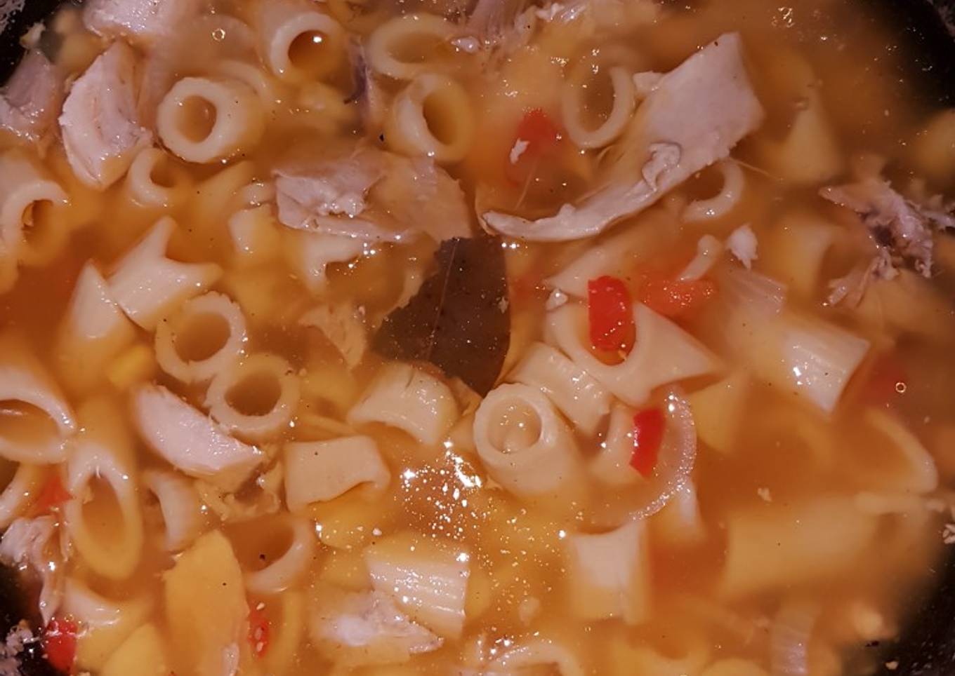 Sopa de pollo y maíz