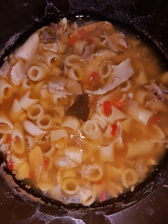 Una foto de Sopa de pollo y maíz