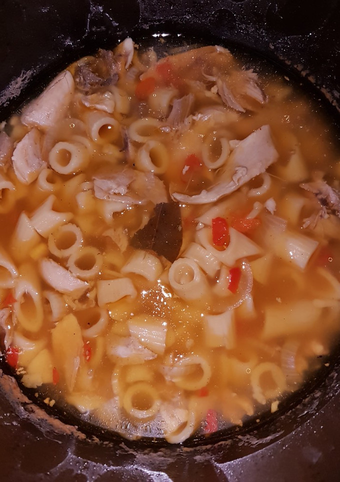 Una foto de Sopa de pollo y maíz