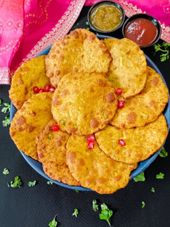 लौकी की नमकीन पूरी रेसिपी मुख्य फोटो