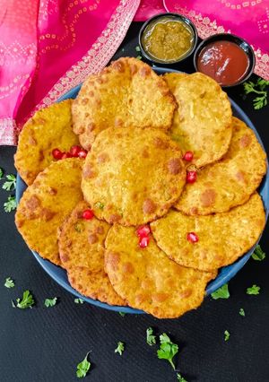 लौकी की नमकीन पूरी रेसिपी मुख्य फोटो