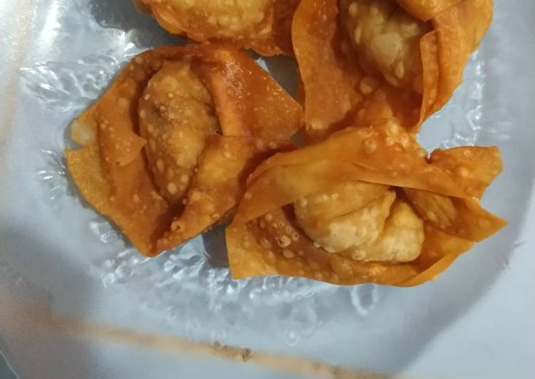 Pangsit goreng isi ayam dan udang