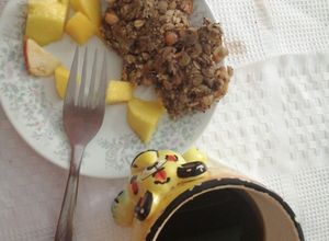 Una foto de Tinto, fruta y galleta casera