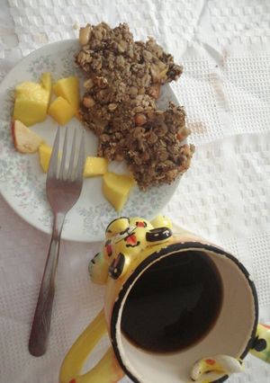 Una foto de Tinto, fruta y galleta casera