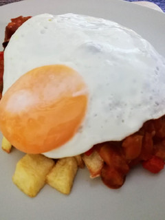 Una foto de Pisto con huevo a la plancha y patatas fritas