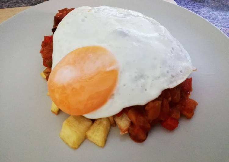 Pisto con huevo a la plancha y patatas fritas