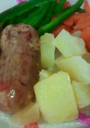 Una foto de Mandioca hervida c/chorizos asados 🥔ᕙ⁠(⁠ ⁠ ⁠•⁠ ⁠‿⁠ ⁠•⁠ ⁠ ⁠)⁠ᕗ