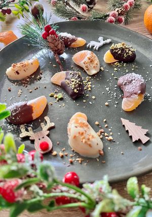 Une photo de Mandarines enrobées de chocolat croquant pour le dessert de Noël 🎅