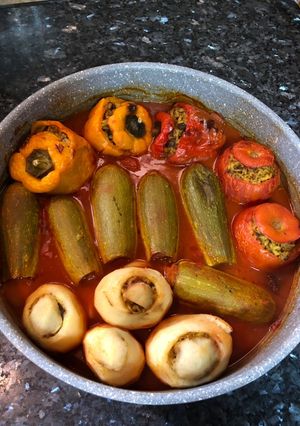 صورة لوصفة محاشي بالفرن مع صلصة الطماطم