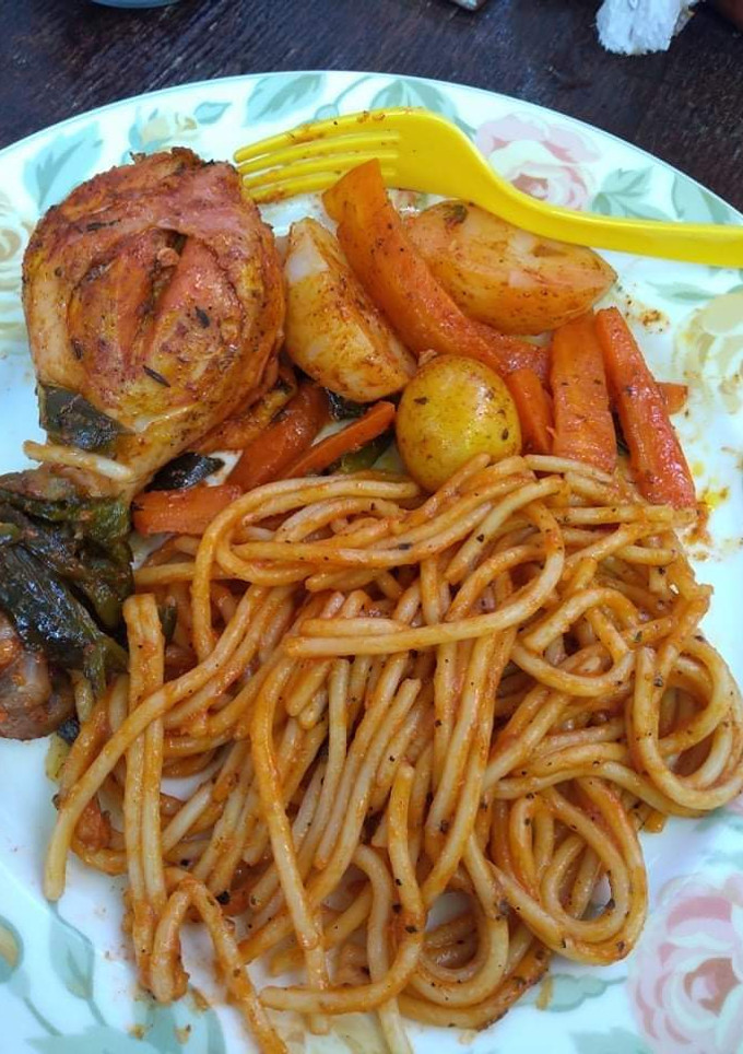 Una foto de Pollo en achiote y Spaghetti