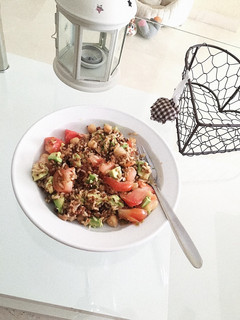 Una foto de Ensalada de arroz integral con quinoa, tomate Raf, aguacate y garbanzos