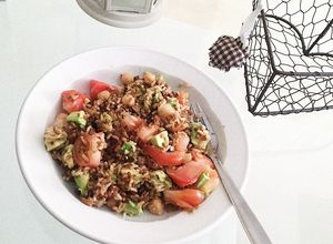 Una foto de Ensalada de arroz integral con quinoa, tomate Raf, aguacate y garbanzos