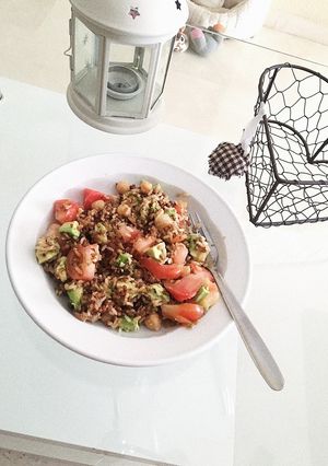 Foto principal de Ensalada de arroz integral con quinoa, tomate Raf, aguacate y garbanzos