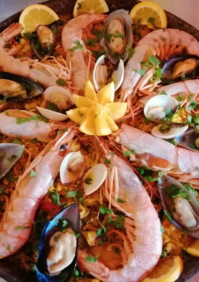 Una foto de Paella de mariscos