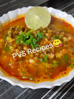 झणझणीत मुगाची उसळ (moongachi usal recipe in marathi) रेसिपी चे मुख्य फोटो
