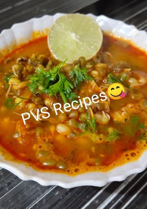झणझणीत मुगाची उसळ (moongachi usal recipe in marathi) रेसिपी चे मुख्य फोटो