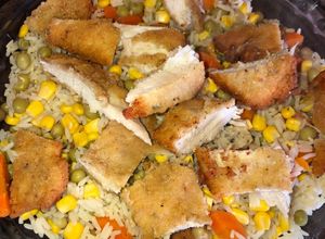 Una foto de Arroz Primavera con Pollo Empanizado