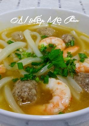 Hình của món Bánh canh bột xắt nấu tôm thịt viên.