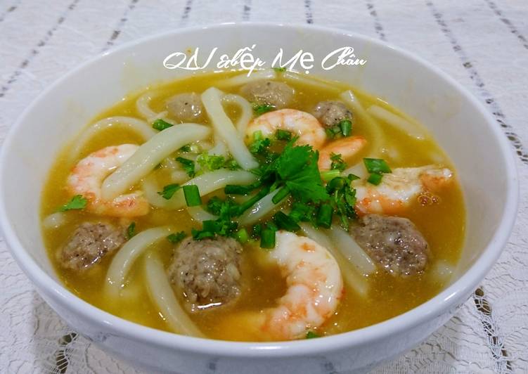 Bánh canh bột xắt nấu tôm thịt viên