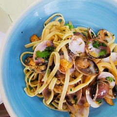 Spaghetti with clams and garlic A picture of Spaghetti with clams and garlic.