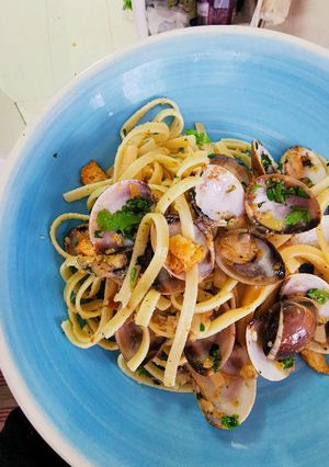 A picture of Spaghetti with clams and garlic.