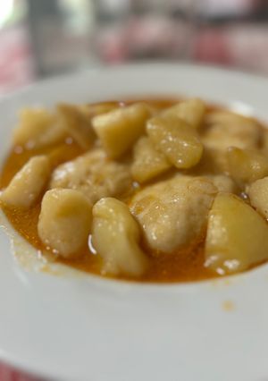 Una foto de Merluza en salsa con papas