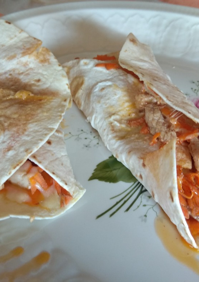 Una foto de Fajitas de carne con zanahoria y queso