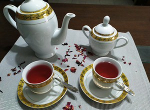 Una foto de Té de hibiscos, rosas y pimienta roja