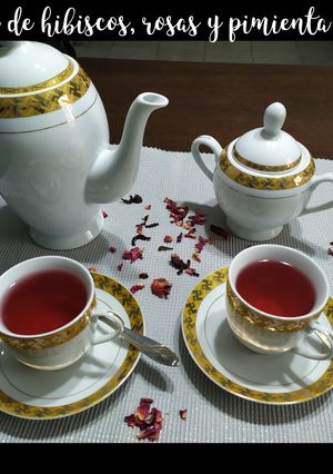 Una foto de Té de hibiscos, rosas y pimienta roja