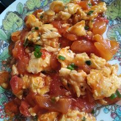 A picture of Stir fried egg and tomatoes.