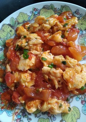 A picture of Stir fried egg and tomatoes.