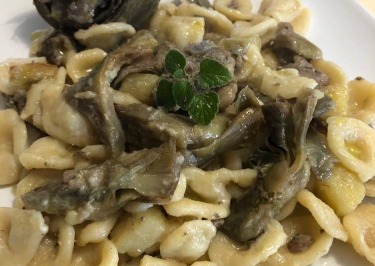 Orecchiette pugliesi “Alla Romana”
Carciofi patate salsiccia e mentuccia