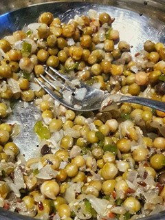 Una foto de Ensalada rápida de arvejas y cebolla