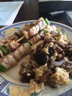 Una foto de Brochetas de pollo con revuelto de bolletus