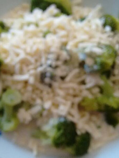 Una foto de Brócoli con salsa blanca. ॐ