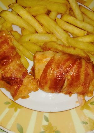 Csirkemell sajttal baconba tekerve recept fotója